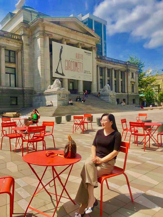 图片包含 建筑, 户外, 桌子, 椅子描述已自动生成