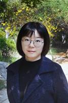 穿着西装笔挺的女子描述已自动生成